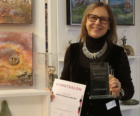 Petra Wenski-Hänisch mit dem Kunstpreis für Bildhauerei.
