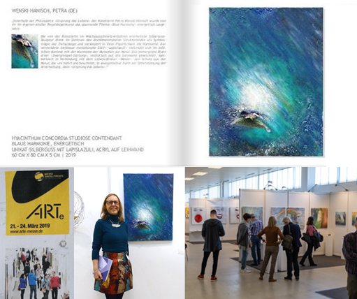 Ausschnitt aus dem Katalog der Kunstpreisverleihung, zeigt das Bild Blue Harmony von Petra Wenski-Hänisch. Außerdem zu sehen ist die Künstlerin vor Ihrem Bild sowie der Ausstellungsbereich von Petra Wenski-Hänisch auf der ARTe Sindelfingen 2019.