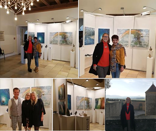 Bildcollage zum Internationalen Kunstsalon auf der Burg Stettenfels 2019 zeigt die Künstlerin Petra Wenski-Hänisch vor ihrem Ausstellungsbereich mit lieben Besuchern.