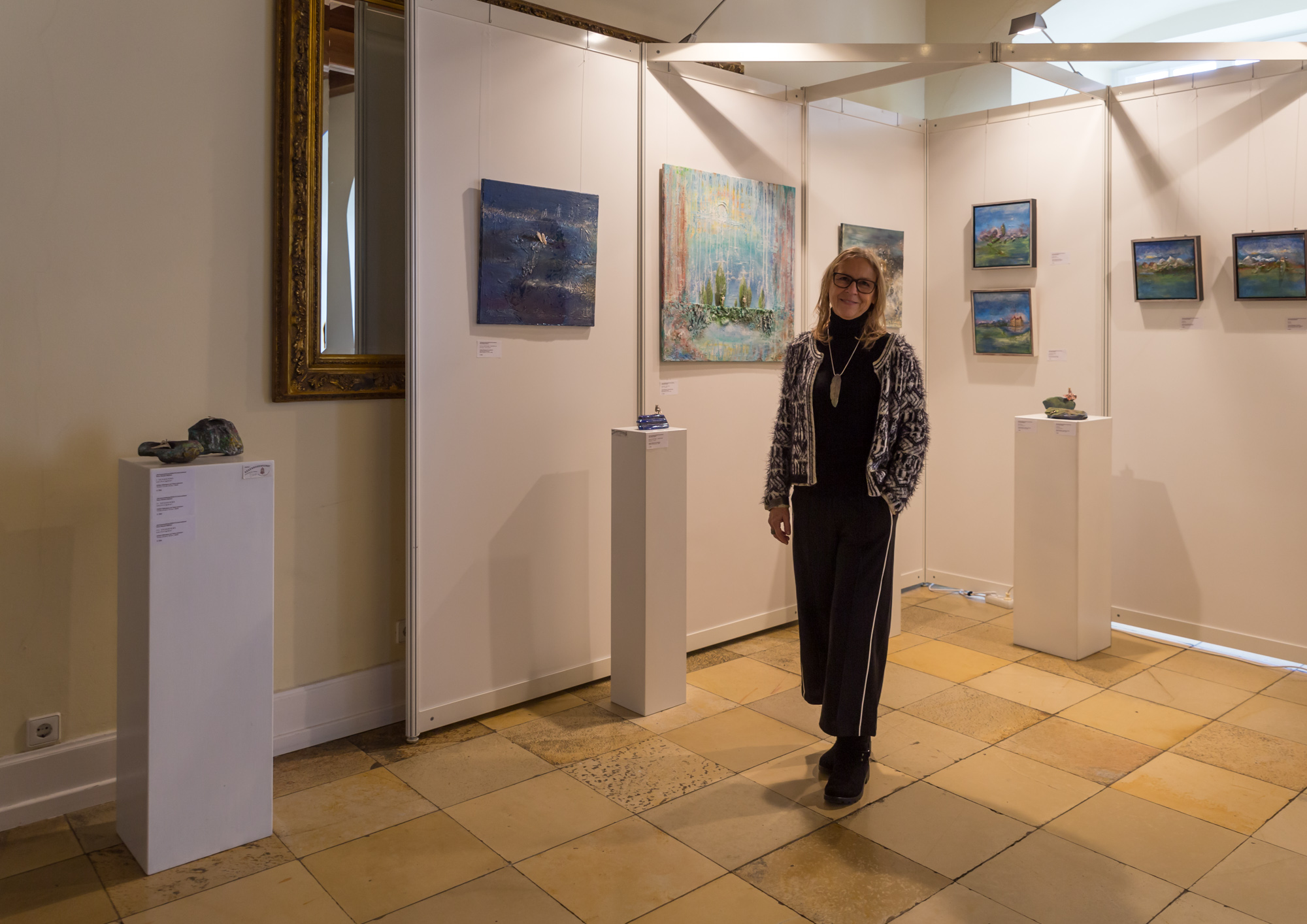 Bildcollage zum Internationalen Kunstsalon auf der Burg Stettenfels 2019 zeigt die Künstlerin Petra Wenski-Hänisch vor ihrem Ausstellungsbereich mit lieben Besuchern.