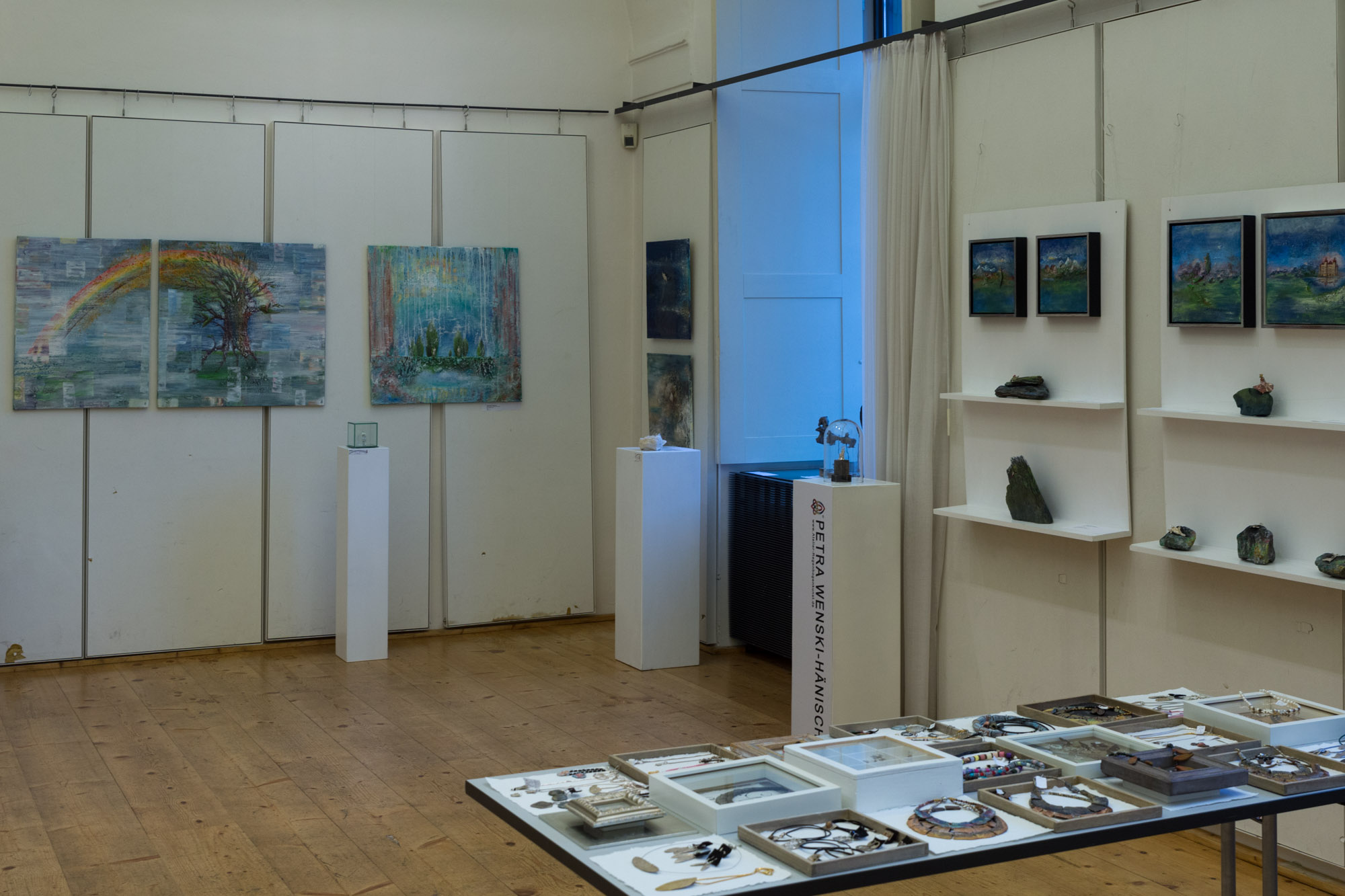 Ausstellungsfläche von Petra Wenski-Hänisch beim Regenbogen der Kunst im Schloss Ludwigsburg 2018
