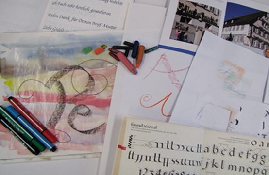 Verschiedene Beispiele von Kalligrafie aus Workshops und erstellt von der Künstlerin Petra Wenski-Hänisch.