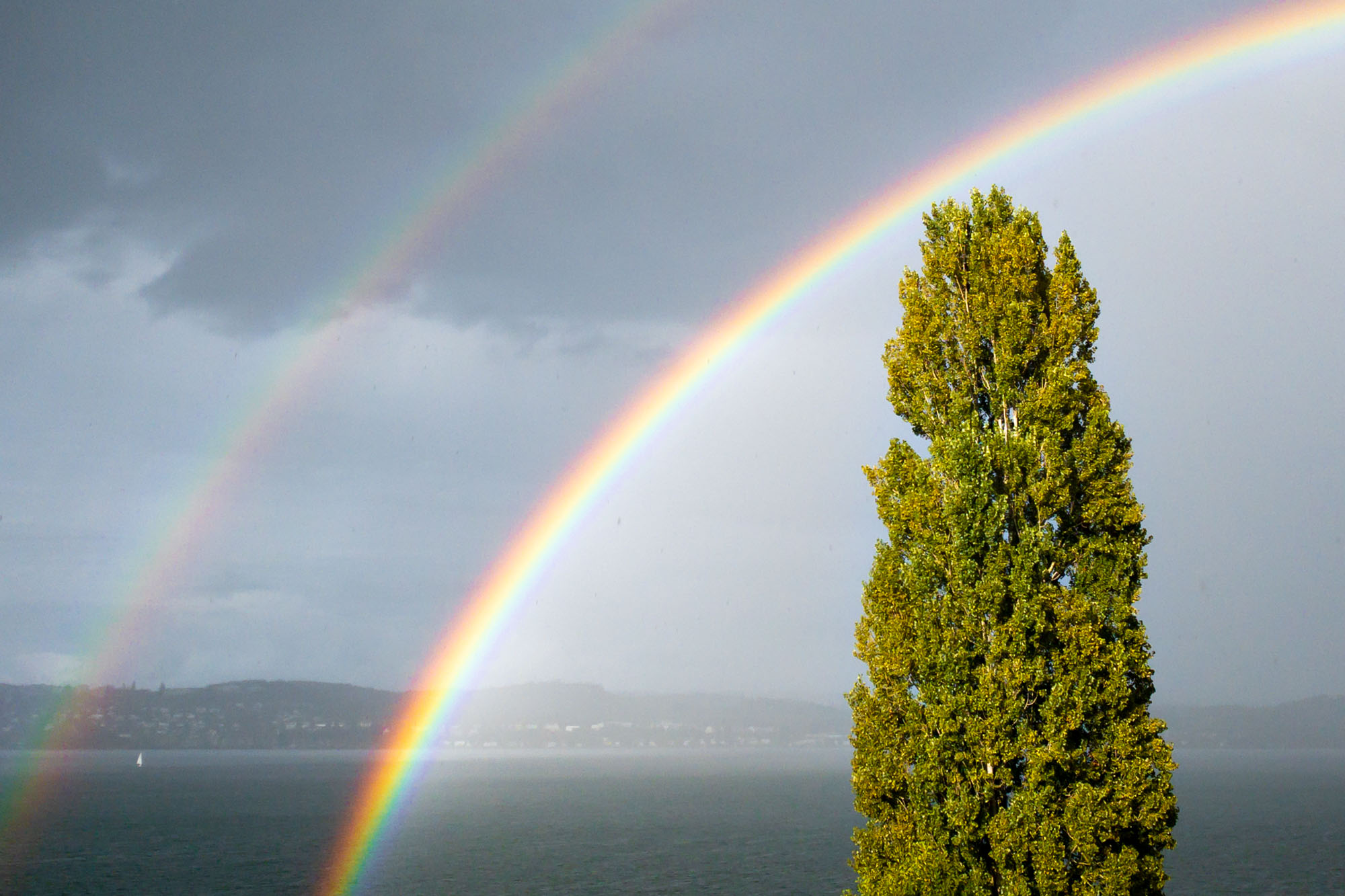Friedenskerze im Energieraum von Kunst-Energie-Regenbogen mit Blick auf den Bodensee bei Konstanz