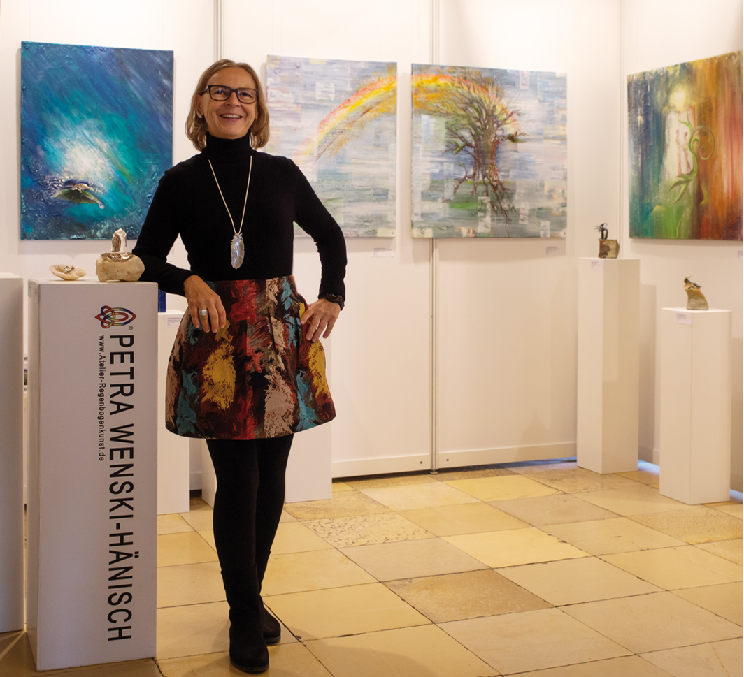 Die Künstlerin Petra Wenski-Hänisch vor ihrem Ausstellungsbereich beim Internationalen Kunstsalon auf der Burg Stettenfels im Jahr 2019.