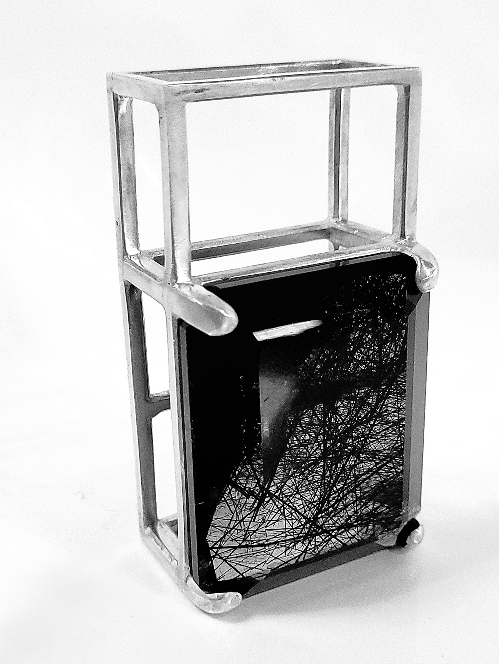 Schmuck-Skulptur von Heike Daniela Merz-Zurawski bei der Kunst am See-Hafen 2025