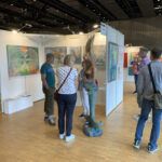 Künstlerin Petra Wenski-Hänisch mit Besuchern an ihrem Stand auf der ARTe Konstanz 2024