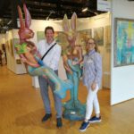 Künstlerin Petra Wenski-Hänisch mit Besucher und See-Häsin an ihrem Stand auf der ARTe Konstanz 2024