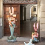 See-Häsin Statuen vor dem Eingang zum Konstanzer Rathaus