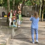 See-Häsin Statuen mit Besuchern und der Künstlerin Petra Wenski-Hänisch vor dem Konstanzer Rathaus