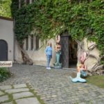 See-Häsin Statuen mit der Künstlerin Petra Wenski-Hänisch vor dem Konstanzer Rathaus