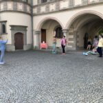 See-Häsin Statuen mit Besuchern und der Künstlerin Petra Wenski-Hänisch im Hof des Konstanzer Rathaus