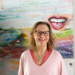 Ausstellung der Künstlerin Petra Wenski-Hänisch im Rathaus in Steisslingen hier die Künstlerin, im Hintergrund das Gemälde 7 Sinne