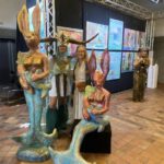 Künstlerin Petra Wenski-Hänisch mit Designerinnen von der Modeschule vor ihrem Stand auf der Kunst am See-Hafen