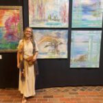 Künstlerin Petra Wenski-Hänisch vor ihrem Stand bei der Kunst am See-Hafen 2023