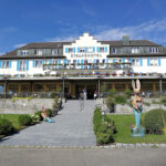 See-Häsinnen Statuen vor dem Löchnerhaus Reichenau