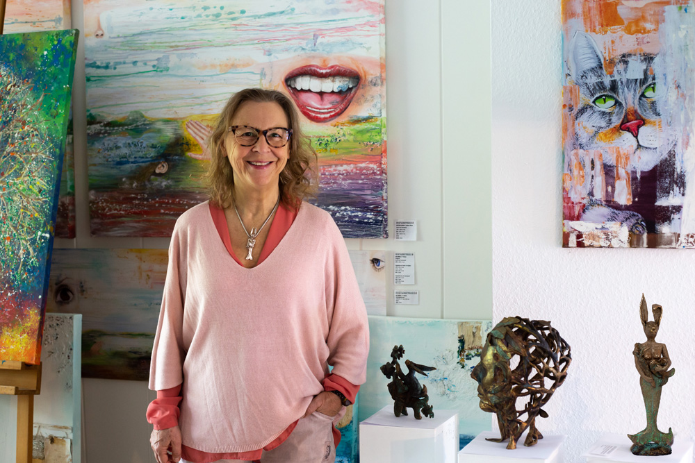 Die Künstlerin Petra Wenski-Hänisch in der Haus-Galerie in Konstanz am Bodensee