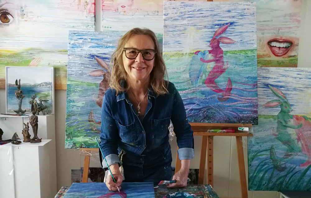 Künstlerin Petra Wenski-Hänisch in ihrem Atelier in Konstanz mit Motiven der See-Häsin
