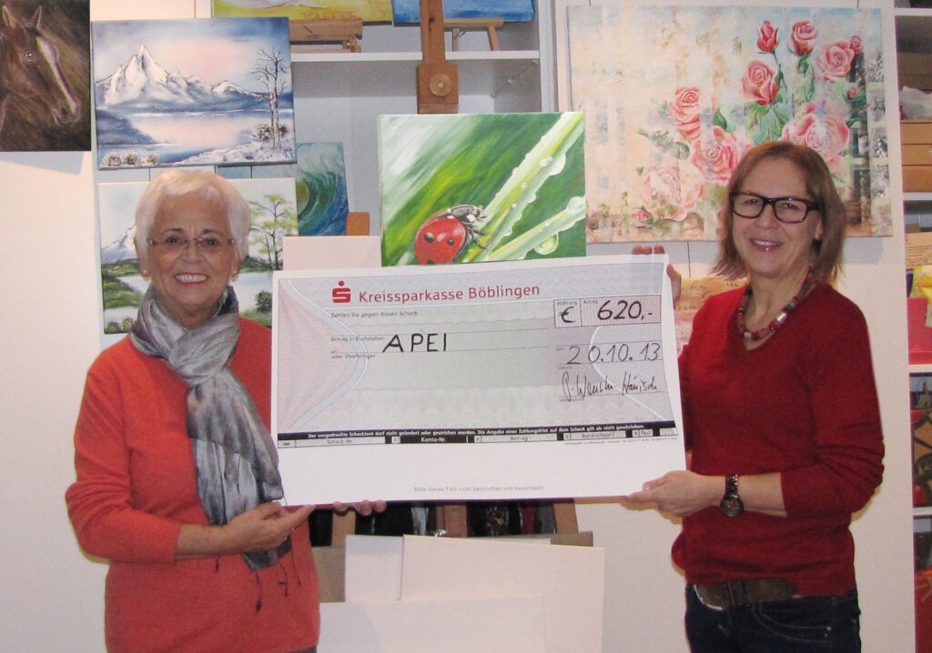 Scheckübergabe für Benefiztombola im Rahmen des "Regenbogen der Kunst" 2013