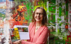 Porträt Autorin Petra Wenski-Hänisch | Bücher Fülle statt Mangel und Ein erfülltes vitales Leben in Leichtigkeit in der hand